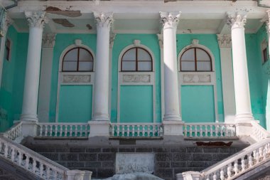 Kışın şehirde binalar