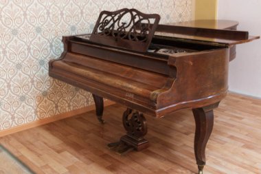 Evde eski eşyalarla dolu bir oda.