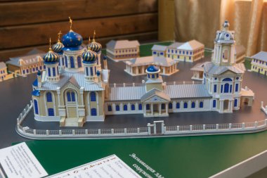 Evde eski eşyalarla dolu bir oda.