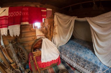 Evde eski eşyalarla dolu bir oda.