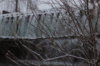 Kışın buzlu şelale