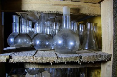 şeffaf cam mataralarla kaplı raflar.