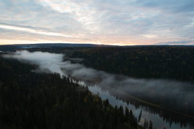Gün doğumunda yukarıdan nehrin manzarası