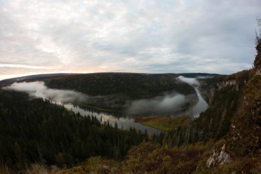Gün doğumunda yukarıdan nehrin manzarası