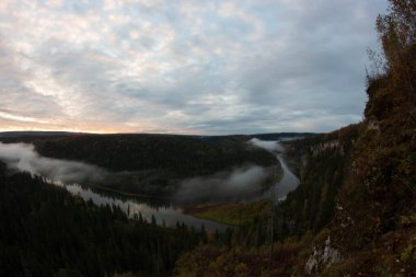 Gün doğumunda yukarıdan nehrin manzarası