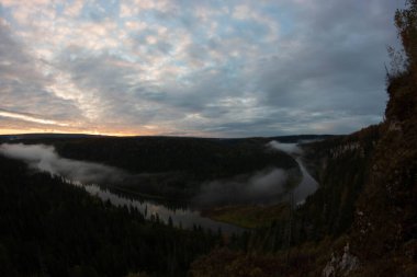 Gün doğumunda yukarıdan nehrin manzarası