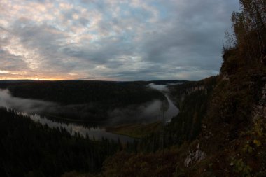 Gün doğumunda yukarıdan nehrin manzarası