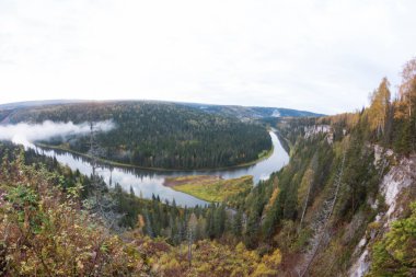 Gün doğumunda yukarıdan nehrin manzarası