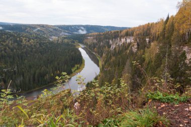 Gün doğumunda yukarıdan nehrin manzarası