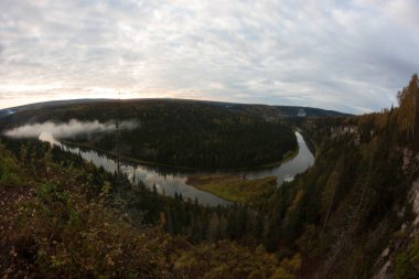 Gün doğumunda yukarıdan nehrin manzarası