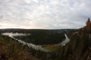 Gün doğumunda yukarıdan nehrin manzarası