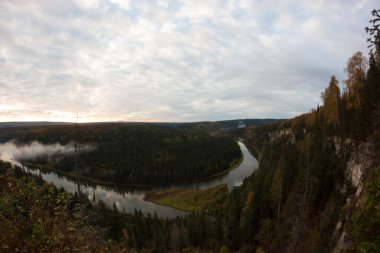 Gün doğumunda yukarıdan nehrin manzarası