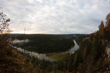 Gün doğumunda yukarıdan nehrin manzarası