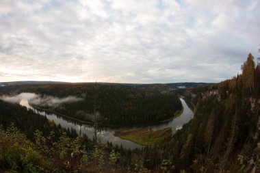 Gün doğumunda yukarıdan nehrin manzarası