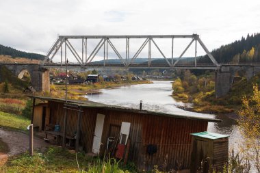 Nehrin üzerindeki demiryolu köprüsü