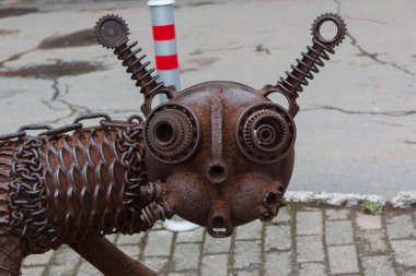 Büyük metal bir kedinin ağzı.