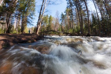 Yedekteki dağlık nehir.