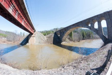 Nehrin üzerindeki eski kemerli köprü