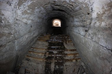 Madende terk edilmiş tüneller