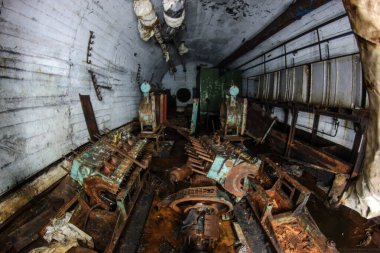 Dağdaki terk edilmiş bir sığınağın tünelleri.