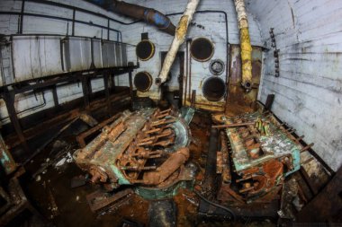 Dağdaki terk edilmiş bir sığınağın tünelleri.