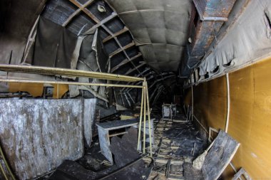 Dağdaki terk edilmiş bir sığınağın tünelleri.