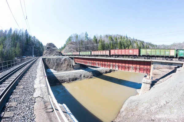 Gebogen Oude Brug Rivier — Stockfoto