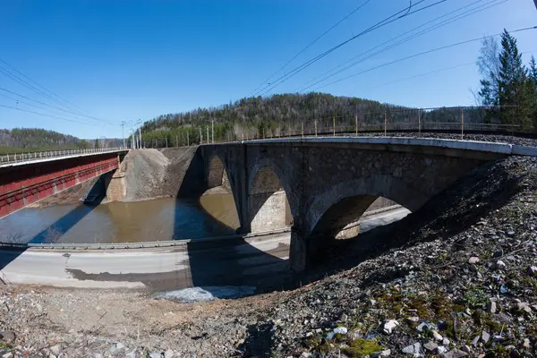 Gebogen Oude Brug Rivier — Stockfoto