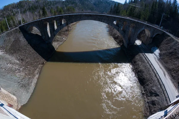 Viejo Puente Arqueado Sobre Río — Foto de Stock