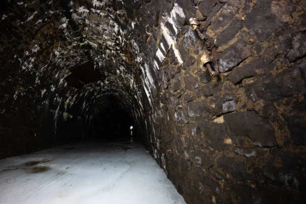 Stary Opuszczony Tunel Środku — Zdjęcie stockowe