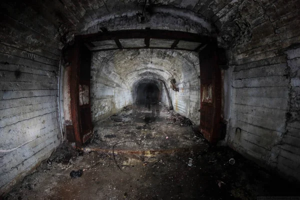 Egy Elhagyatott Bunker Alagútjai Hegyekben — Stock Fotó