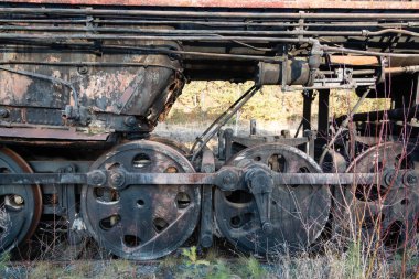 Eski bir buharlı lokomotifin tekerlekleri