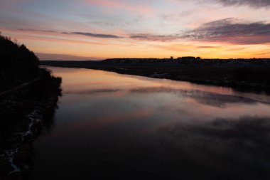 Nehirde güzel bir gün batımı