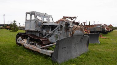 Eski gri kar küreme aracı