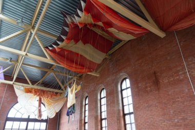 Binaya paraşüt yerleştirildi.