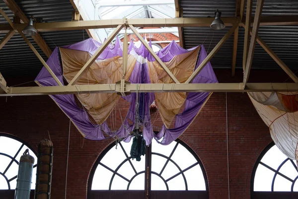 Binaya paraşüt yerleştirildi.