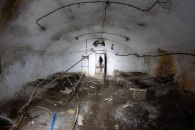 Dağa büyük bir buzdolabı yerleştiriyoruz.