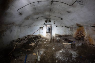 Dağa büyük bir buzdolabı yerleştiriyoruz.