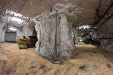 Dağa büyük bir buzdolabı yerleştiriyoruz.