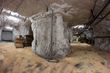 Dağa büyük bir buzdolabı yerleştiriyoruz.