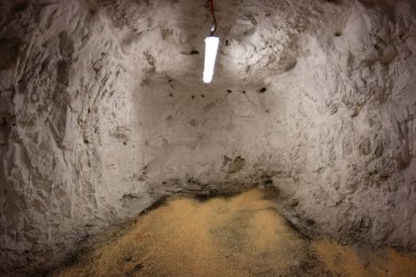 Dağa büyük bir buzdolabı yerleştiriyoruz.