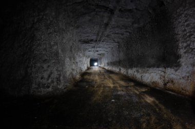 Dağa büyük bir buzdolabı yerleştiriyoruz.