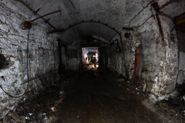 Dağa büyük bir buzdolabı yerleştiriyoruz.