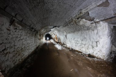 Dağa büyük bir buzdolabı yerleştiriyoruz.