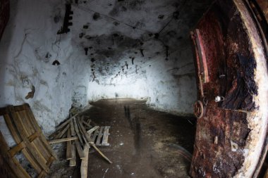 Dağa büyük bir buzdolabı yerleştiriyoruz.