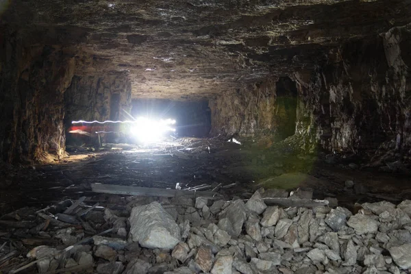 Dağa Büyük Bir Buzdolabı Yerleştiriyoruz — Stok fotoğraf