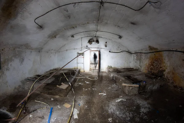 Dağa büyük bir buzdolabı yerleştiriyoruz.