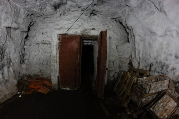 Einen Großen Kühlschrank Den Berg Stellen — Stockfoto