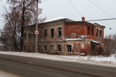 Terk edilmiş boş kırmızı tuğla bina