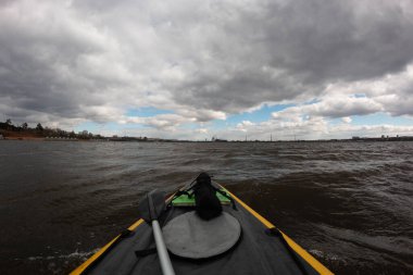Suyun üzerinde yüzen kanonun yayı.